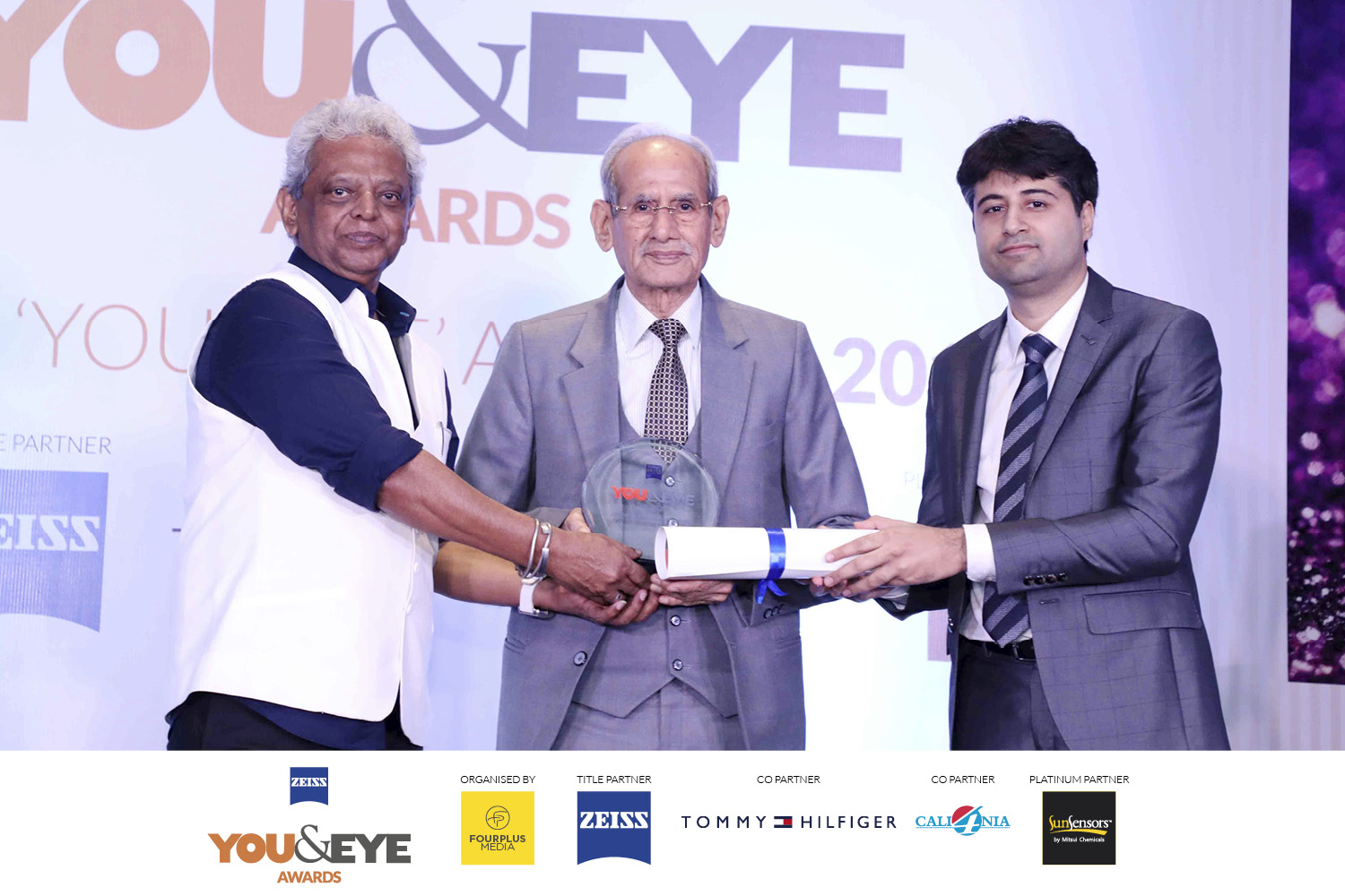 Siraj Bolar, CEO, FourPlus Media and Rohan Paul, ZEISS presenting the award to Shree Dayal Das Kalra